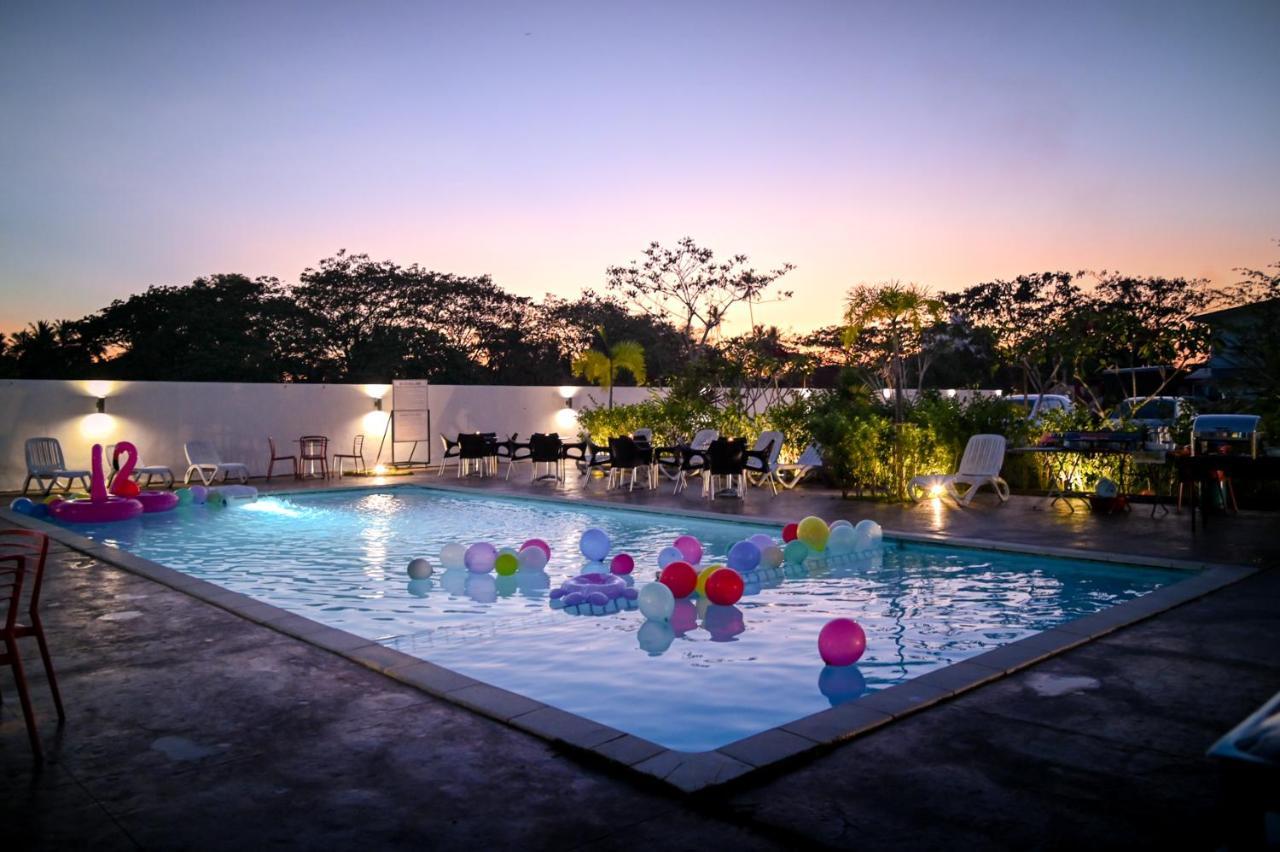 Riverra Inn Langkawi Kuah Esterno foto